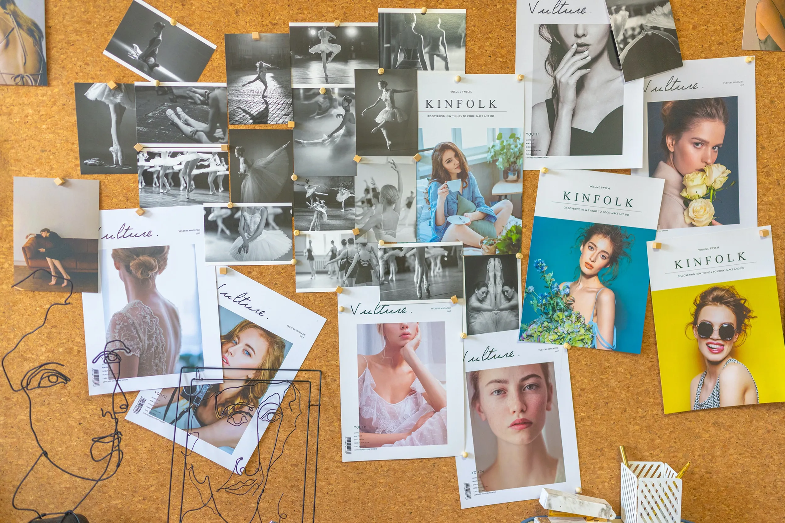 Kork-Moodboard voller schwarz-weißer Ballettfotos und Kinfolk- und Vulture-Magazincover mit Frauenporträts