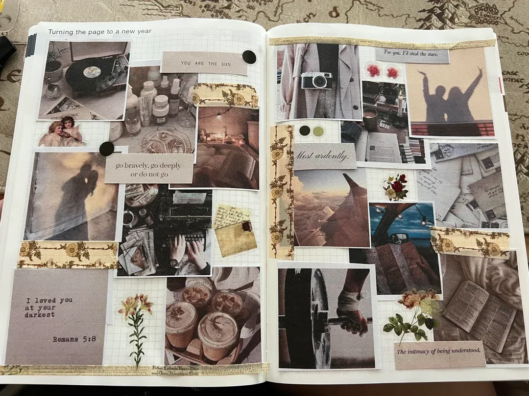 Ein ruhiges, beige gehaltenes Vision-Board-Scrapbook mit Fotos, Zitaten und Blumenstickern