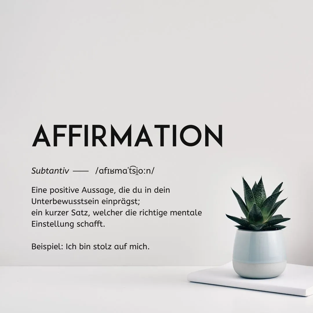 Wörterbuch-Definition des Wortes 'AFFIRMATION' neben einer kleinen Sukkulente im Topf auf Weiß