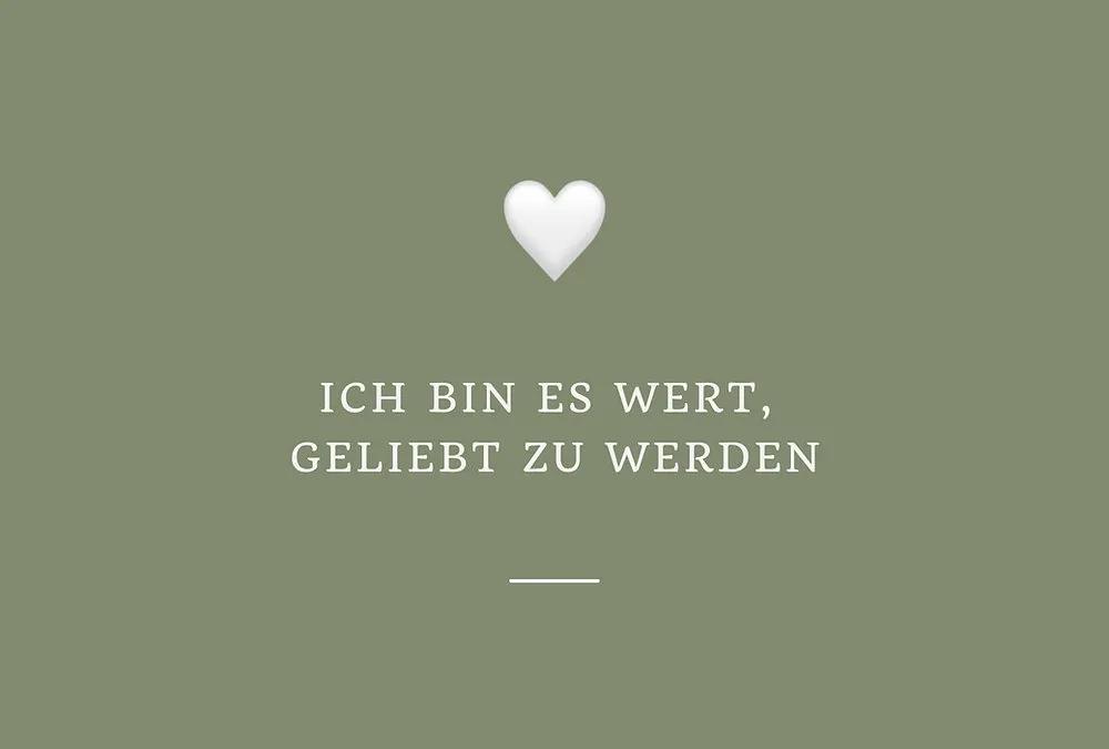 Salbeigrüne Affirmationskarte mit weißem Herz und dem Schriftzug „Ich bin es wert, geliebt zu werden“