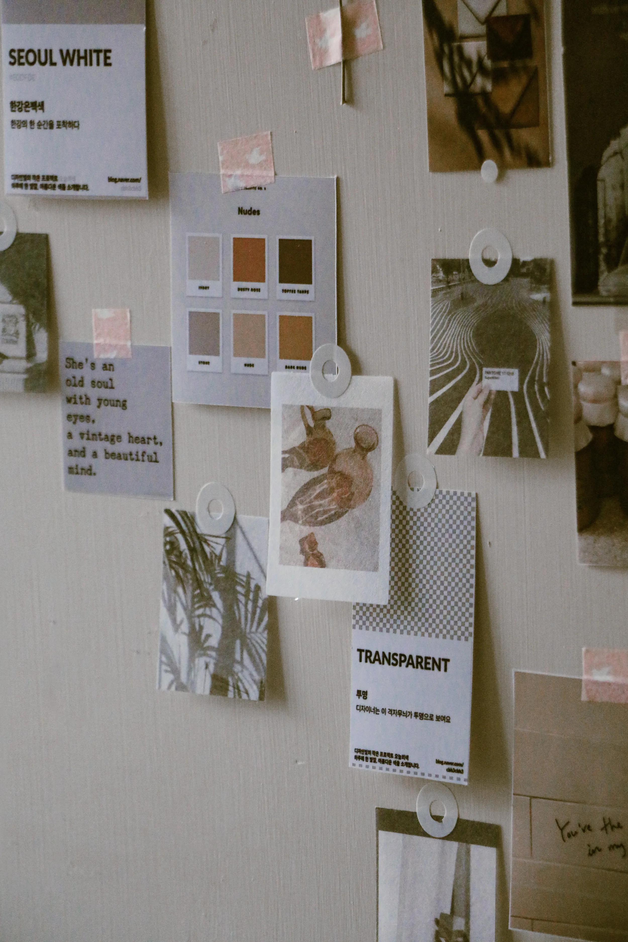 Beiges Moodboard mit Farbkarten, Nude-Palettenmustern und getipptem Zitat, gehalten von Magnetscheiben