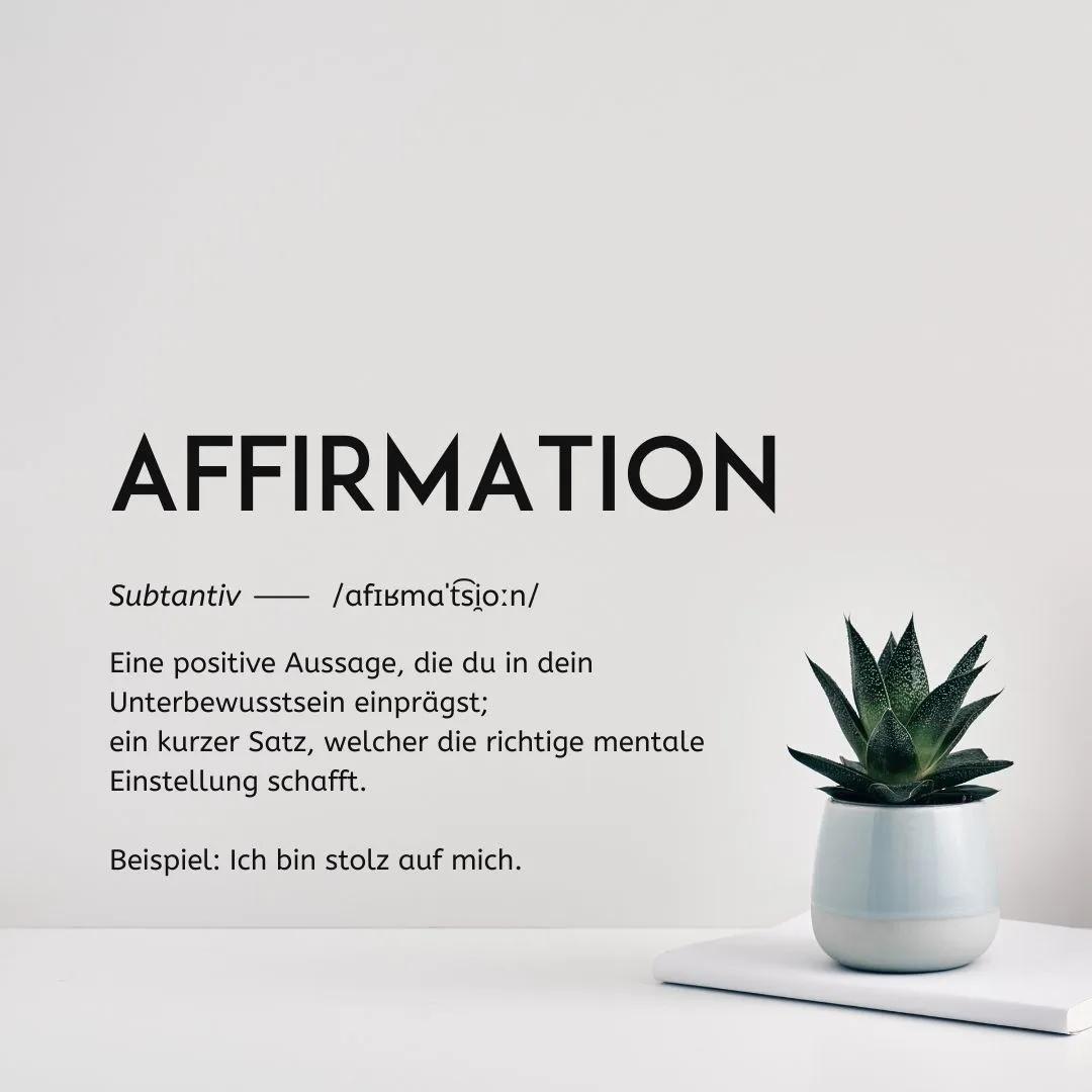 Wörterbuch-Definition des Wortes 'AFFIRMATION' neben einer kleinen Sukkulente im Topf auf Weiß