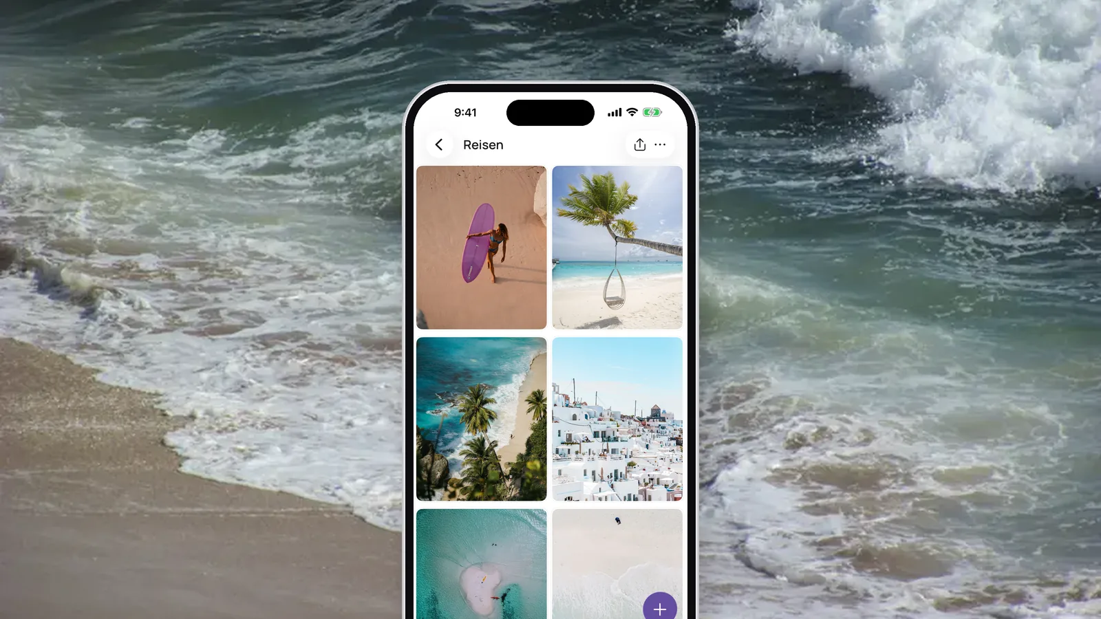 Ein iPhone mit dem Bereich „Reisen“ eines VISIYA Vision Boards vor Wellen, die an einen Sandstrand rollen