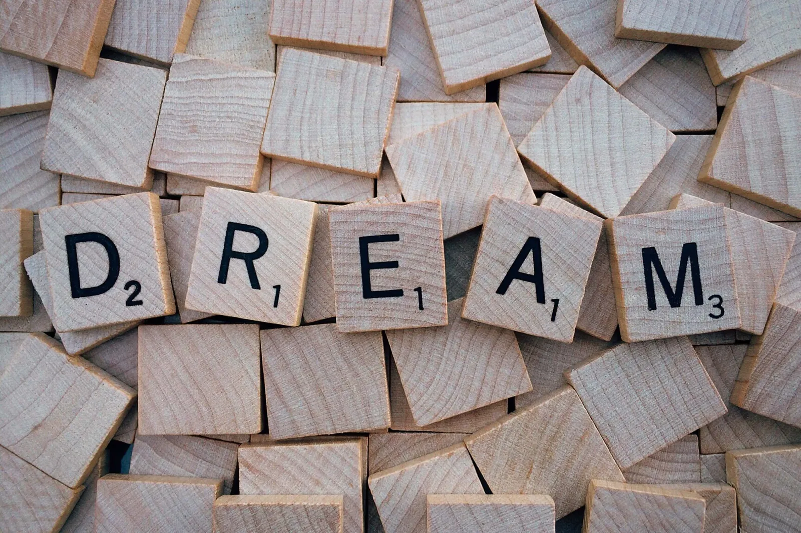 Слово Dream («Мечта»), выложенное из деревянных букв